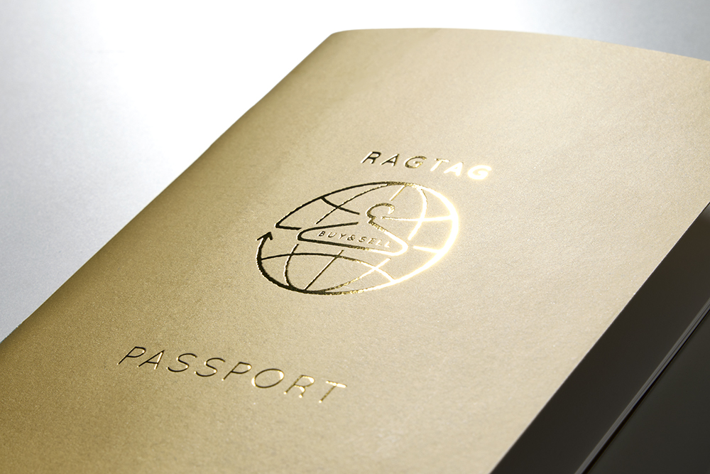 RAG TAG　パスポート型ガイドブック（特殊印刷／箔押し／特殊製本）