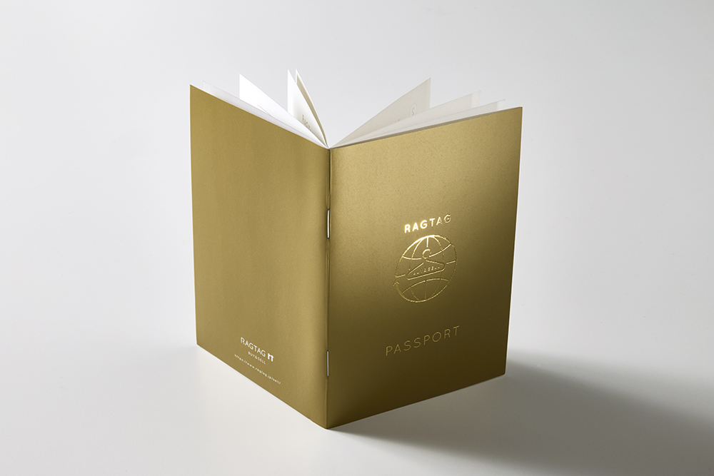 RAG TAG　パスポート型ガイドブック（特殊印刷／箔押し／特殊製本）